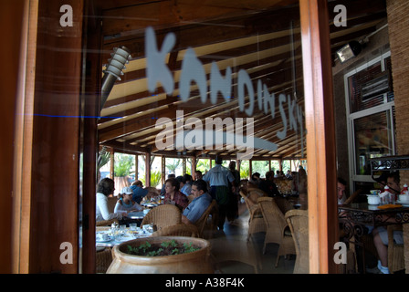 Des gens assis à des tables de la cafétéria et restaurant Kandinsky dans le quartier en développement de Tanger. Banque D'Images