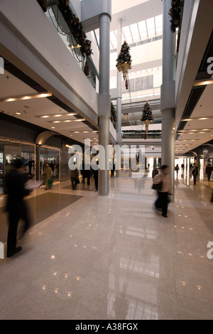 Shopping à deux International Finance Centre shopping mall, Hong Kong Banque D'Images