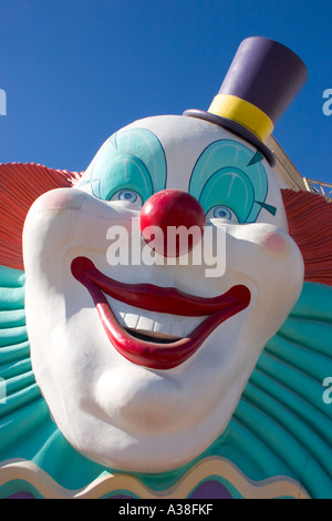 Smiling face clown géant sur façade de bâtiment contre le ciel bleu Banque D'Images