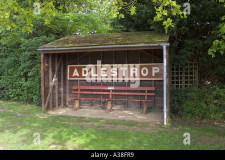 La gare signe pour Adlestrop, Gloucestershire - (maintenant situé dans le village abri bus) Banque D'Images