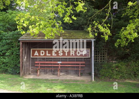 La gare signe pour Adlestrop, Gloucestershire (maintenant situé dans le village abri bus) qui a inspiré le poème de Edward Thomas. Banque D'Images