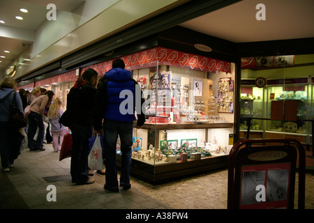 Couple à la fenêtre de magasin de bijoux de Banque D'Images