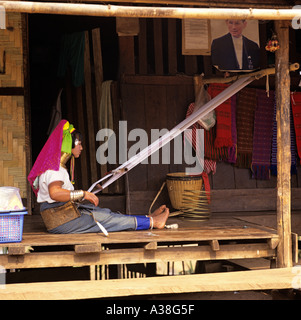 Thaïlande woman weaving cloth Banque D'Images