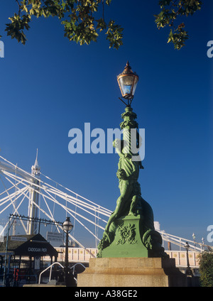 Lampadaire Chelsea pont Albert Embankment Londres UK Banque D'Images