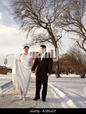 Couple marche main dans la main en hiver Banque D'Images