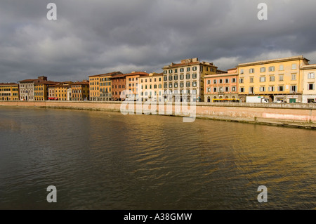 Les bâtiments traditionnels le long de la rivière Arno à Pise - prises à partir de la ponte di Mezzo (milieu de pont). Banque D'Images