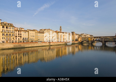 Un côté ouest vue sur le Ponte Vecchio et des bâtiments traditionnels reflètent dans l'Arno. Banque D'Images