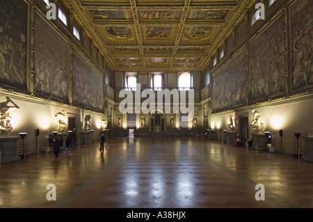 Vue du Salone dei Cinquecento dans le Palazzo Vecchio à Florence montrant la peinture aux murs et plafond. Banque D'Images