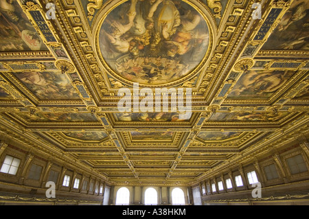 Une vue sur le plafond peint dans le Salone dei Cinquecento dans le Palazzo Vecchio à Florence. Banque D'Images