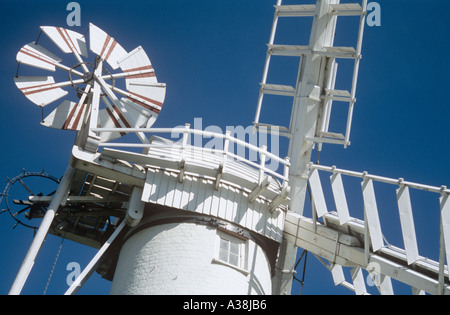 Détail de la partie supérieure d'un moulin à vent les voiles blanches avec ailettes ou contre un ciel bleu Banque D'Images