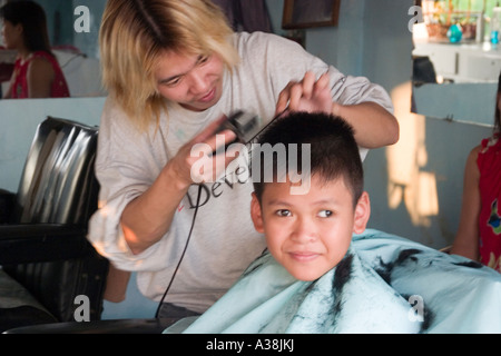 Salon de coiffure la coupe d'un jeune garçon s cheveux dans la région de Saigon Thanh Da Banque D'Images