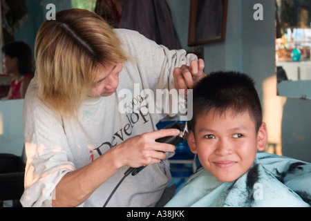 Salon de coiffure la coupe d'un jeune garçon s cheveux dans la région de Saigon Thanh Da Banque D'Images