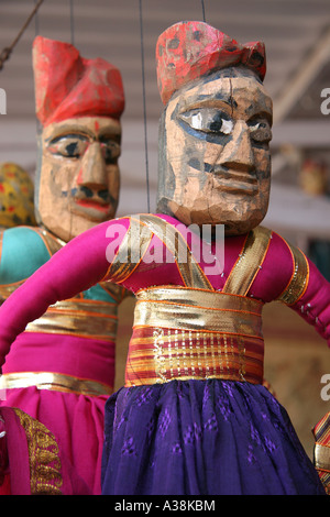 La pendaison des marionnettes en vente sur un étal à l'extérieur du palais de la ville d'Udaipur, Rajasthan, Inde du Sud Banque D'Images