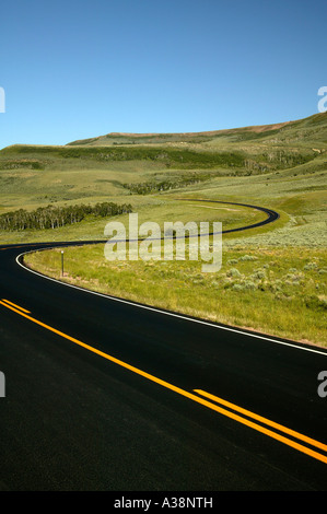 Les courbes d'autoroute avec orange center striping, Utah Banque D'Images