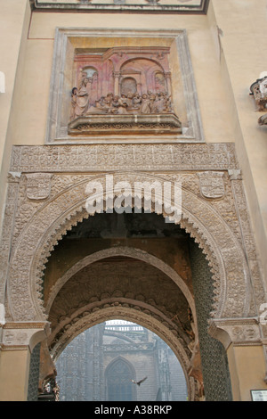 Giralda de la cathédrale St Mary Puerta del Perdon Séville Andalousie Espagne Entrée Nord Banque D'Images