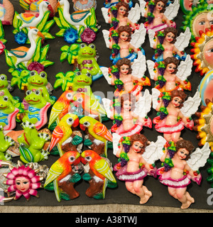 Anges en plâtre des grenouilles et d'autres personnages en vente sur un marché en plein air à Juarez Mazatlan Sinaloa Mexique Banque D'Images