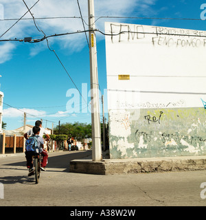 Les cyclistes dans les rues de Mexico Le modèle ne libération nécessaire en retour des chefs signifie aucune caractéristiques reconnaissables Banque D'Images