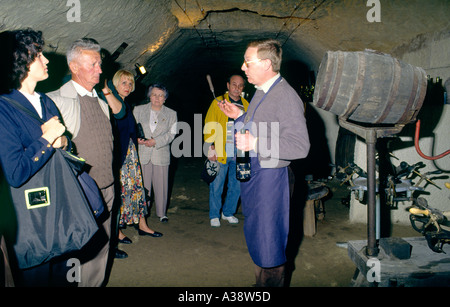 Dégustation de vin de Loire visite de cave guidée de l'espace de la Vigne et du Vin à Vouvray, Indre et Loire, France Banque D'Images