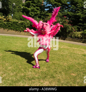 Femme habillé comme un oiseau rose exotique pour un carnaval de rue South Bank London England UK Banque D'Images