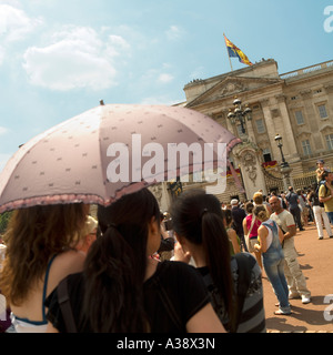 La foule à l'extérieur de Buckingham Palace, sur la Queen's 80 Anniversaire London England UK 2006 TRIO PARASOL ROSE Banque D'Images