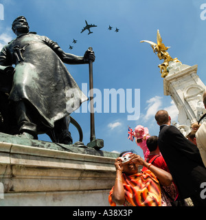 Survol d'aéronefs sur le 80e anniversaire de Queen's London No modèle libération nécessaire car pas de caractéristiques reconnaissables de personnes dans shot Banque D'Images