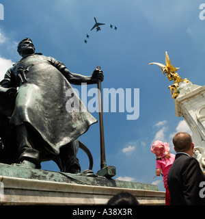 Survol d'aéronefs sur le 80e anniversaire de Queen's London No modèle libération nécessaire car pas de caractéristiques reconnaissables de personnes dans shot Banque D'Images