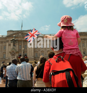 Vagues à l'extérieur de l'Union, fille de Buckingham Palace, sur Queens 80 anniversaire de sa majesté altesse royale sur l' Banque D'Images