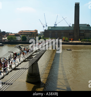 Traversée de moutons Millennium Bridge River Thames London No modèle libération nécessaire l'arrière, la distance, les gens méconnaissable Banque D'Images