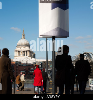 Dôme de St Pauls Bauhaus avec un poster de la Tate Modern London England UK Banque D'Images