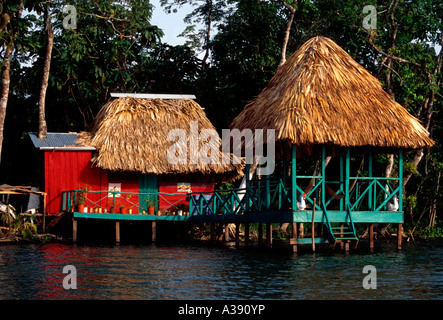 Maison sur pilotis le long du Rio Dulce Dulce River El Relleno Département d'Izabal au Guatemala Banque D'Images