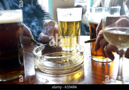 Les fumeurs et buveurs excessifs dans un pub britannique traditionnel à Wetherspoons Eastbourne, East Sussex, Angleterre, Royaume-Uni, Grande Bretagne, Banque D'Images