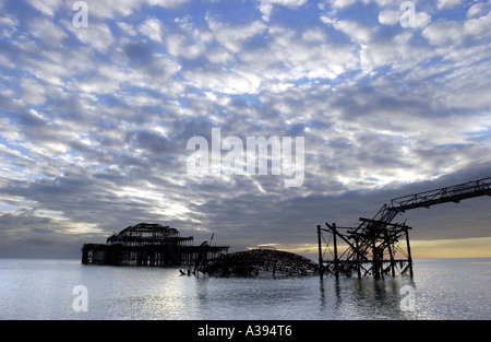 Un ackerel "Sky' la formation des nuages sur la silhouette de la West Pier de Brighton, détruit lors d'un incendie criminel. Banque D'Images