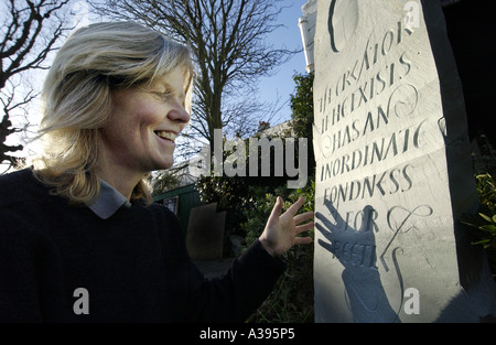 Tailleur De Pierre Lida Cardozo Kindersley Aligne Une Nouvelle Cut Lake Road Greenslate Inscrit Avec Une Citation Par J B S Haldane Photo Stock Alamy