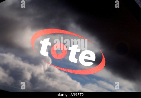 Les nuages de tempête reflète dans une fenêtre au-dessus d'un tote bureau à l'hippodrome de tous temps à Lingfield Park, Surrey Banque D'Images