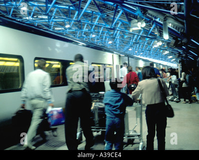 Les passagers d'Eurostar à la gare de Waterloo, Londres, UK Banque D'Images