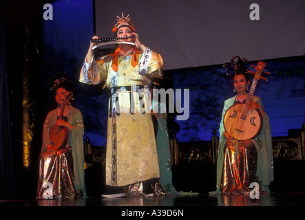 1, l'un musicien, l'homme chinois jouant la musique ancienne sur la scène du Théâtre de la dynastie Tang dans la capitale de Xian dans la province du Shaanxi en Chine Banque D'Images