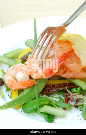 La fourche et la salade de langoustines et saumon Banque D'Images
