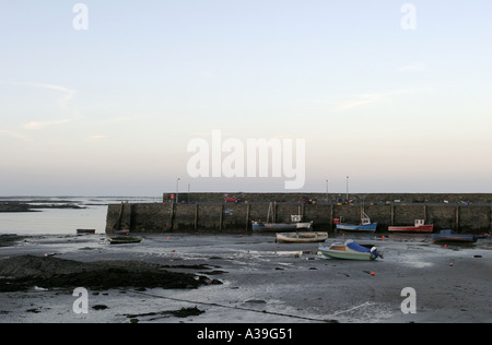 Ballyhalbert la jetée du port à marée basse coucher de comté de Down en Irlande du Nord Banque D'Images