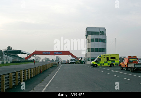 Tour de contrôle et la passerelle de la voie des stands du circuit de Mondello Park motorsport naas (comté de Kildare en Irlande Banque D'Images