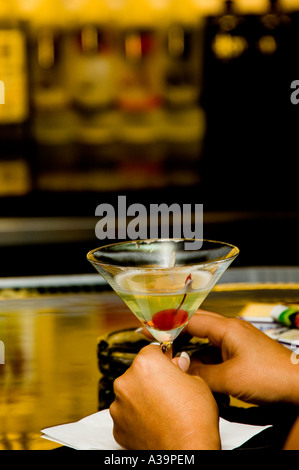 Woman's hand holding un verre à Martini Banque D'Images