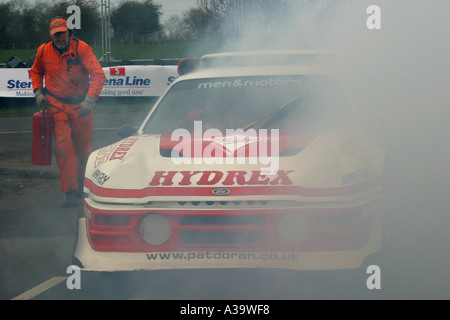 Voiture Rally cross prend feu et Fire Marshall avec extincteur britannique vient de championnat Rallycross Nutts Corner Banque D'Images
