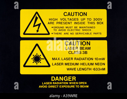 Le rayonnement laser de Classe 3B et des étiquettes d'avertissement de tension élevée Banque D'Images