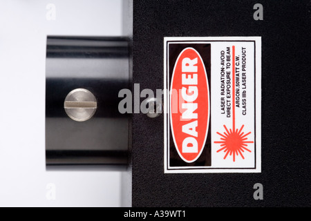 Le rayonnement laser de l'étiquette d'avertissement sur un laser Banque D'Images