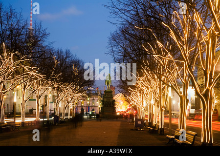 Berlin Brandenburger Tor illumination de noël Weihnachtsbeleuchtung unter den Linden Banque D'Images