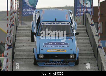 2 Mark II escort hits son nez sur un pont en béton à sauter par-dessus le Titanic spéciales rally du Titanic Quarter Banque D'Images