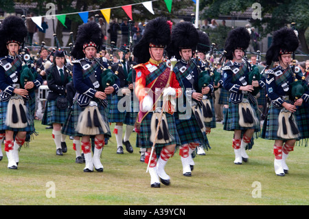 Ballater and District Pipe Band dirigé par tambour major Norman Balfour en rouge Banque D'Images