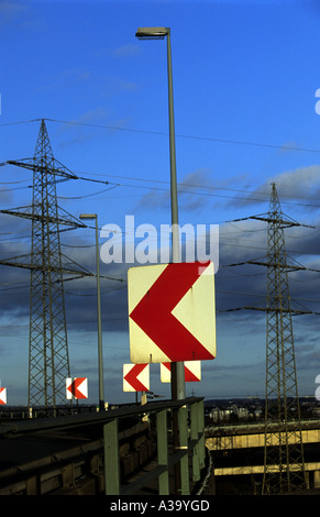 La signalisation routière sur l'autoroute, Leverkusen Allemagne Banque D'Images