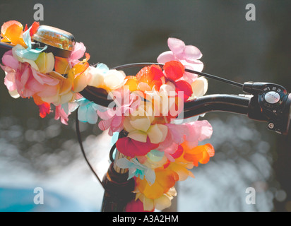 Vélo, personnalisé avec des rubans et des fleurs aux couleurs d'Amsterdam. Banque D'Images