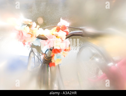 Traitement d'un rêve vélo personnalisé avec des fleurs colorées et des rubans Amsterdam Banque D'Images