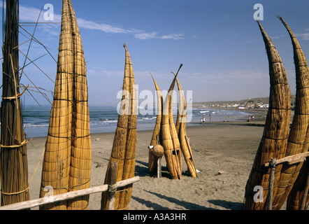 Roseau Totora bateaux - Huanchaco, La Libertad, au Pérou Banque D'Images